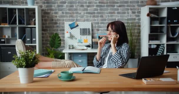 Joyeux employé bavarder sur un téléphone portable dans le bureau assis à la table souriant — Video