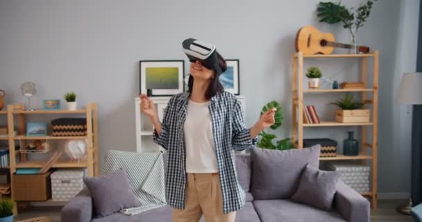 Cámara lenta de mujer feliz bailando en gafas de realidad aumentada divirtiéndose — Vídeos de Stock