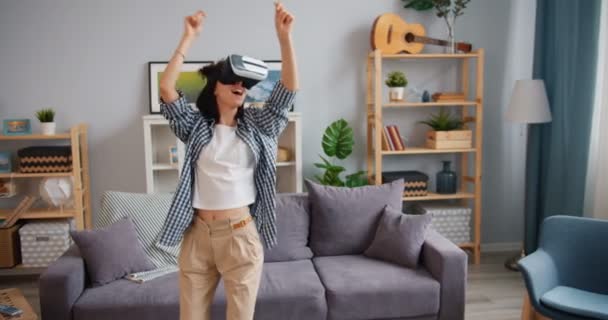 Joyful hipster having fun dancing relaxing in virtual reality glasses in house — Stock Video