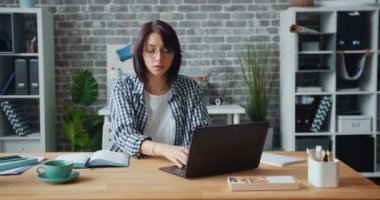 Genç Bayan laptop ile çalışan sonra cep telefonu iyi haber alma konuşurken