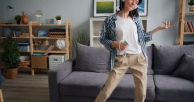 Eğlenceli dans düz müzik dinleme sahip kulaklıklar içinde Joyful hipster