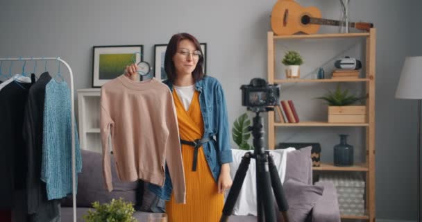 Joyful jovem blogger gravação de vídeo sobre roupas falando gestos — Vídeo de Stock