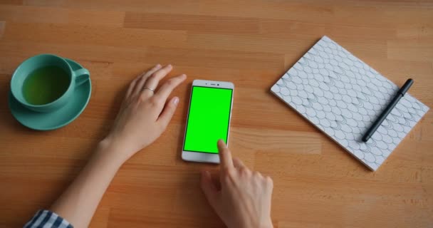 Movimento lento da mão humana tocando tela do smartphone verde trabalhando com gadget — Vídeo de Stock