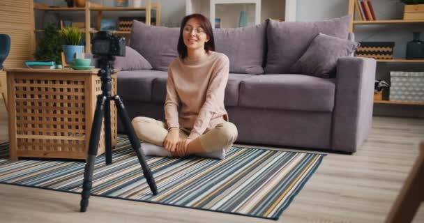 Wanita ceria berbicara isyarat merekam video di rumah untuk blog online — Stok Video