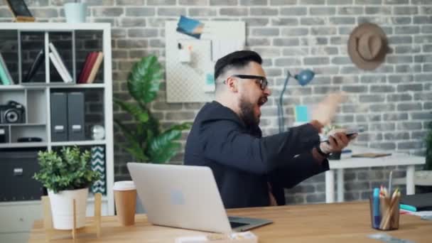 리치 사업가 던지는 돈 웃음 데 재미 에 사무실 방 — 비디오