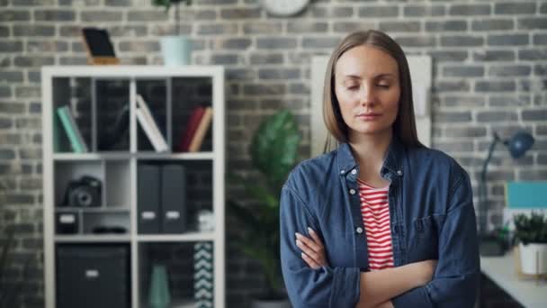 Portrait de belle jeune femme debout dans le bureau avec les bras croisés — Video