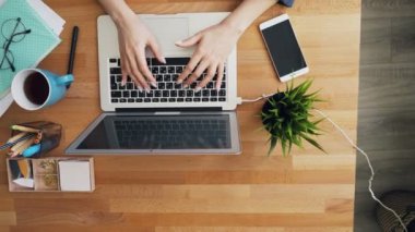 Ofiste yazarak dizüstü bilgisayar klavyesi dokunmadan insan ellerinin üst görünümü