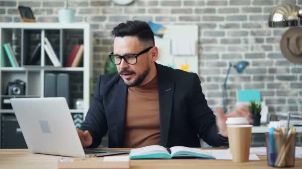 Movimento rápido do empresário beber café trabalhando com laptop no escritório — Vídeo de Stock