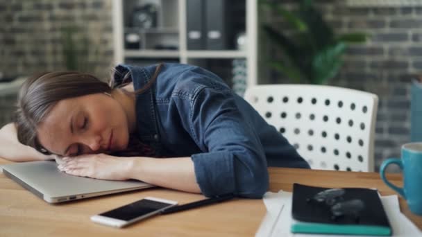 Uitgeput jonge dame slapen op laptop op het werk rusten na harde dag — Stockvideo