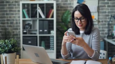 Ofiste çalışan ekran dokunmadan akıllı telefon kullanarak neşeli kız mutlu çalışan