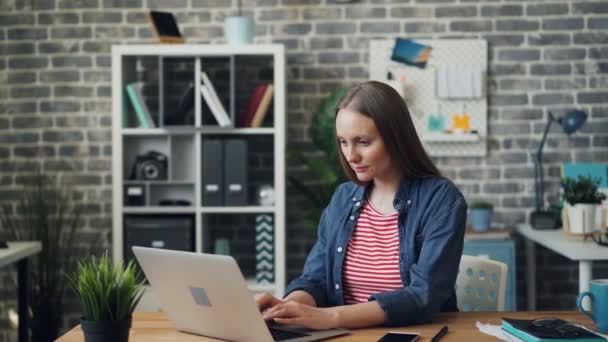 Menina atraente trabalhando com laptop rindo palmas mãos desfrutando de sucesso — Vídeo de Stock