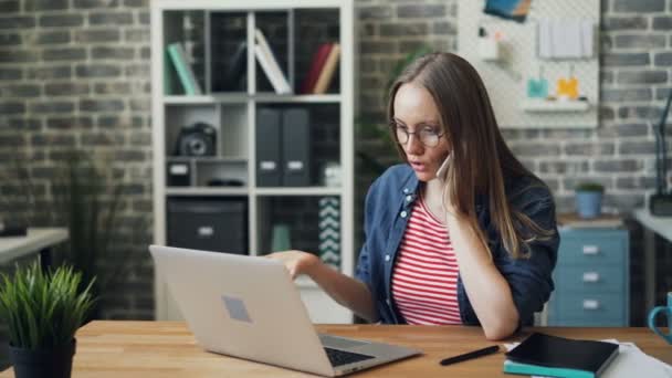 Büroangestellte streitet am Handy mit wütendem Gesicht und gestikulierender Miene — Stockvideo