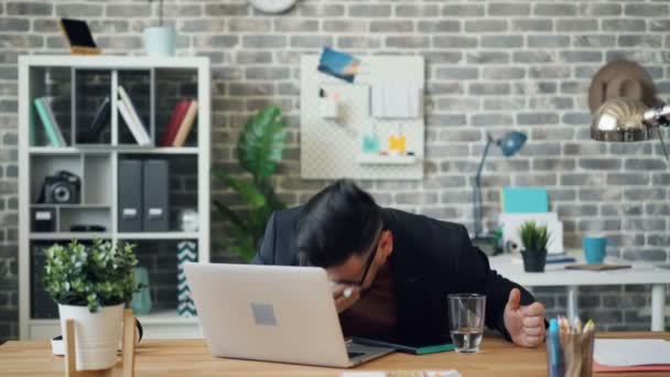Ongezonde kerel werknemer niezen vegen neus dan drinkwater in Office — Stockvideo