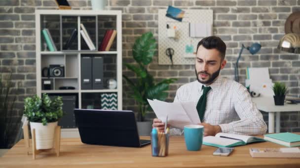 Travailleur de bureau malheureux lisant des documents soupirant à propos des problèmes au travail — Video