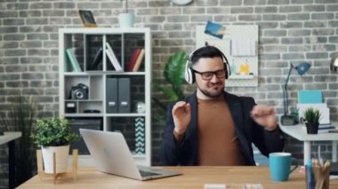 Joyful kişi ofis çalışanı iş yerinde eğlenmek müzik dans dinlerken
