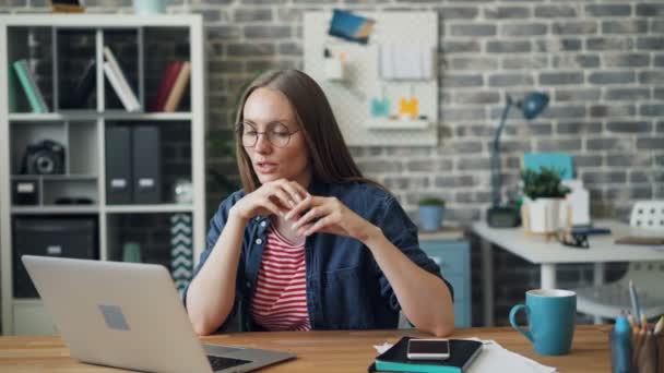 Vrolijke Business Lady met behulp van laptop voor video communicatie praten gebaren — Stockvideo