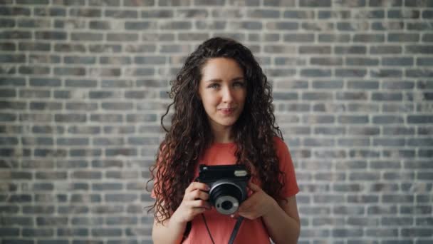 Retrato de jovem fotógrafa tirando foto com a câmera sorrindo — Vídeo de Stock