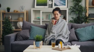 Evde termometre ile vücut ısısı alan hasta genç kadın