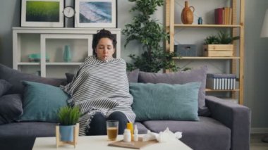 Vücut ısısı alarak unhealhy kız sonra dairede istirahat kanepeüzerinde yalan