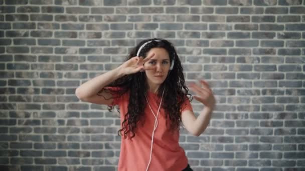 Retrato de bailarina alegre escuchando música en auriculares bailando relajante — Vídeo de stock