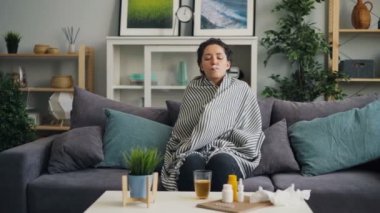 Hasta kız öğrenci sıcaklık alıyor sonra evde ilaç içiyor