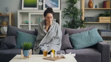 Sağlıksız kız evde tedavi oluyor fincan kötü içme hissi öksürük