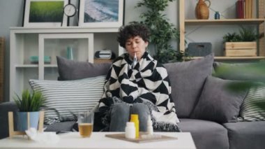 Ağızda termometre ile vücut ısısı alan hasta genç bayan sonra ağlıyor