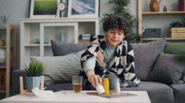 Evde termometre içme ilacı ile ısı alan kadın hasta