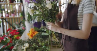 Demet tutan güzel renkli çiçekler kompozisyon yapma önlük kız