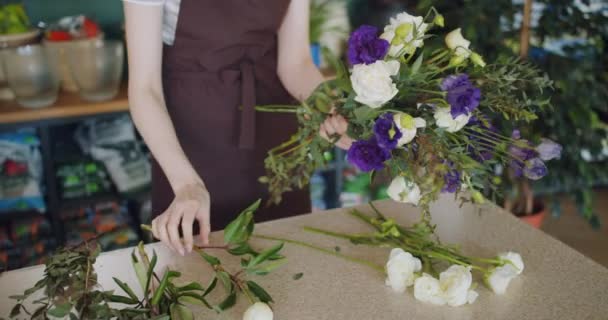 Fiorista creativo rendendo bellissimo bouquet tenendo mazzo di fiori nel negozio — Video Stock