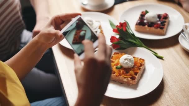Cafe πελάτη λήψη φωτογραφιών από το φαγητό χρησιμοποιώντας smartphone κάμερα αγγίζοντας την οθόνη — Αρχείο Βίντεο