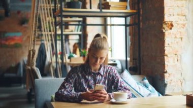 Güzel kız dostu garson sipariş kahvehanede akıllı telefon kullanarak