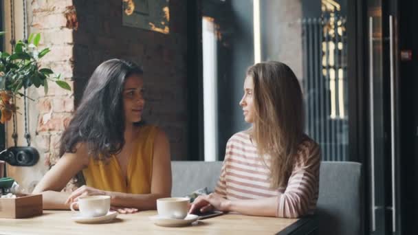 Улыбающиеся клиенты, платящие в кафе, используя смартфон для оплаты онлайн — стоковое видео