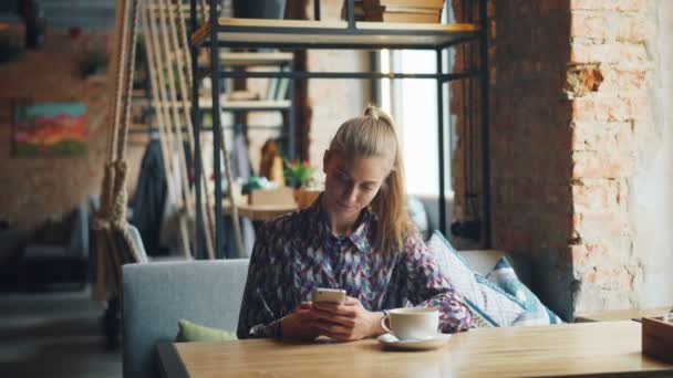 Kvinnliga kund gör online-betalning med smartphone betala för mat i kaféet — Stockvideo