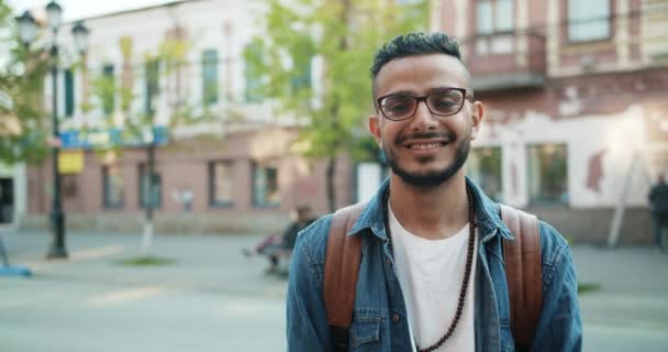 Retrato do cara barbudo árabe vestindo roupas da moda e contas ao ar livre — Vídeo de Stock