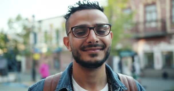 Retrato de cerca de un joven árabe guapo parado al aire libre solo sonriendo — Vídeo de stock