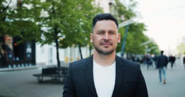Resmi giyim açık havada çekici sakallı adam Yavaş hareket portre