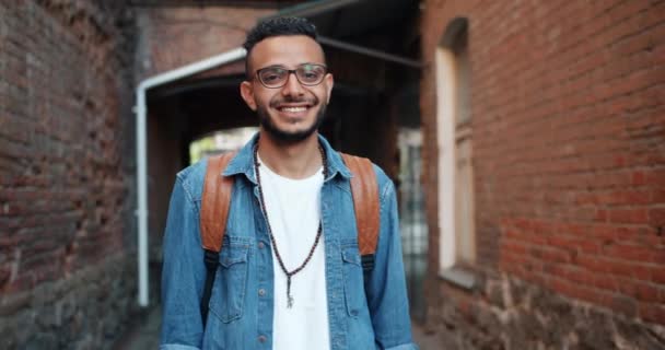 Ottimistico afroamericano ragazzo mostrando OK gesto sorridente in piedi in strada — Video Stock