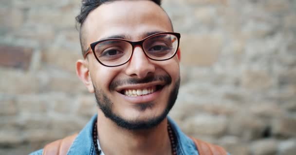 Close-up retrato em câmera lenta de cara feliz do Oriente Médio sorrindo ao ar livre — Vídeo de Stock