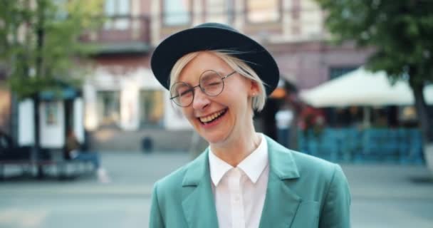 Mouvement lent de la jeune femme joyeuse riant à l'extérieur en ville en s'amusant — Video