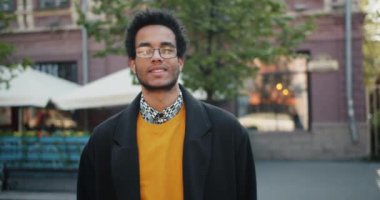 Gözlüklü iyi görünümlü Afro-Amerikan adamın yavaş çekim portresi