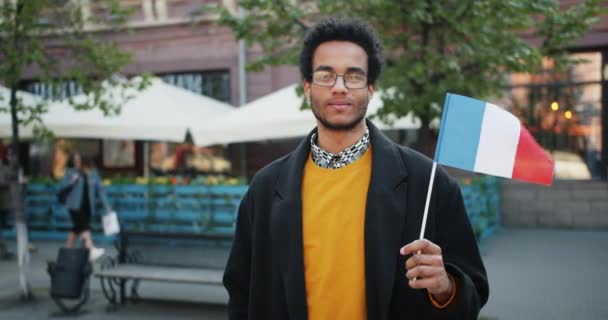 Lassú mozgás portréja African American srác állt a francia zászló kívül — Stock videók