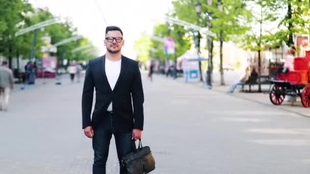 Timelapse van aantrekkelijk persoon man staande in de straat met aktetas — Stockvideo