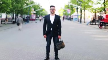 Sokakta evrak çantası tutan genç işadamının yakınlaştırma zamanlı