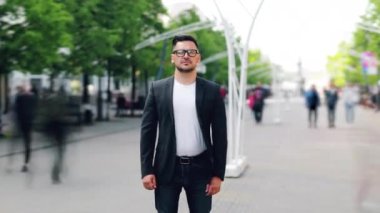 Tek başına işlek şehir caddesinde duran genç işadamının uzaklaştırılması