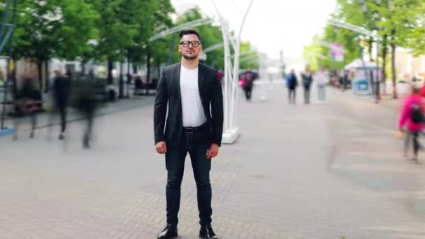 Zoom-in upływ czasu portret zroszony człowiek w stylowej odzieży stojący na zewnątrz — Wideo stockowe