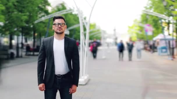 Zeitraffer eines selbstbewussten jungen Mannes, der auf der Straße steht, wenn Passanten vorbeigehen — Stockvideo