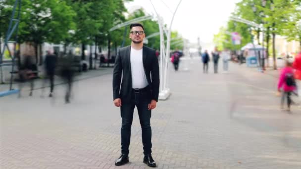 Time lapse de beau homme d'affaires debout à l'extérieur dans la rue piétonne — Video