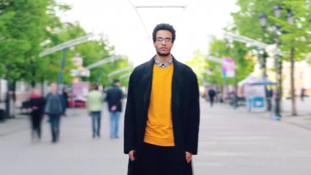 通りに立つハンサムなアフリカ系アメリカ人学生のタイムラプス肖像画 — ストック動画