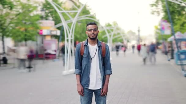 Портрет ближневосточного мужчины с рюкзаком, стоящим на улице — стоковое видео